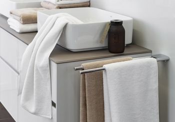 Handtücher am Waschbecken